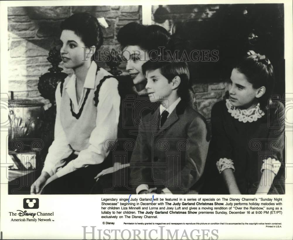 Press Photo Judy Garland &amp; family on &quot;The Judy Garland Christmas Show&quot;- Historic Images