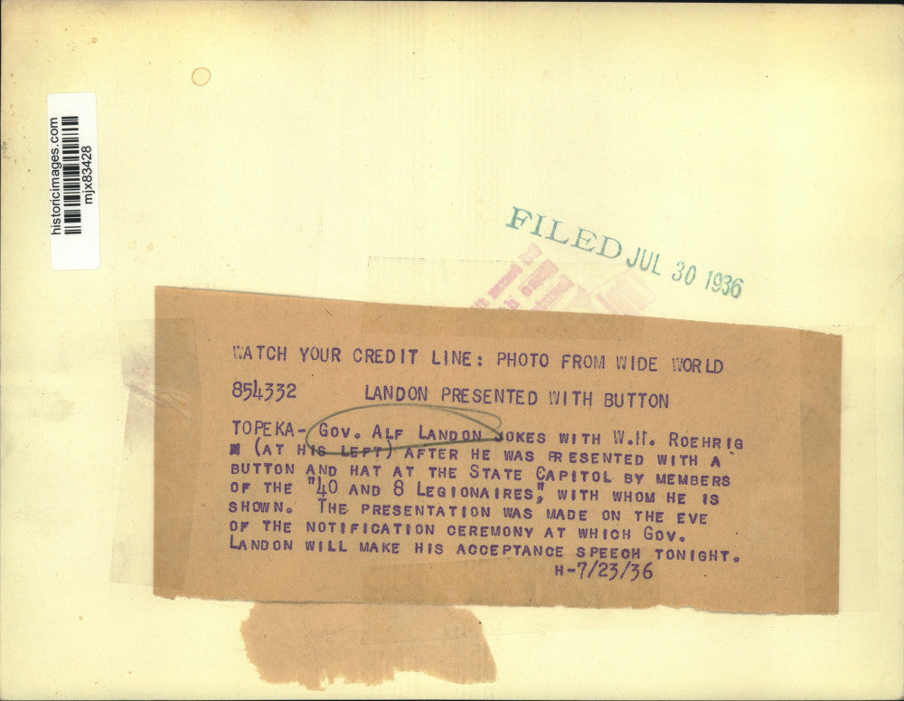 1936 Press Photo Topeka, Kansas-Governor Alf Landon presented with button