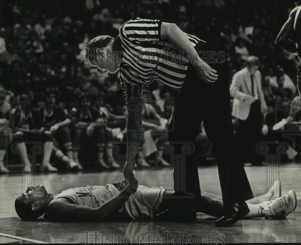1982 Press Photo Referee helps Glenn Rivers, Marquette, off the floor, Wisconsin- Historic Images
