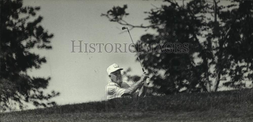 1982 Press Photo Harvey Kuenn, Brewers Manager, golfing, Greater Milwaukee Open- Historic Images