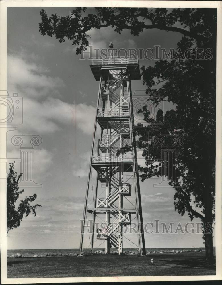 Load image into Gallery viewer, 1963 Press Photo Columbia Park Lighthouse on Lake Winnebago - mjx84967
