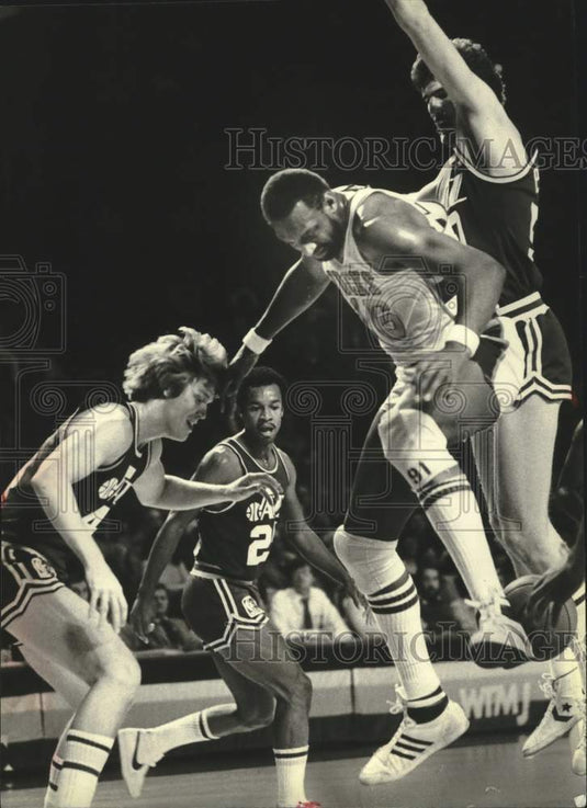 1980 Press Photo Milwaukee Bucks' center Bob Lanier looks for loose basketball- Historic Images
