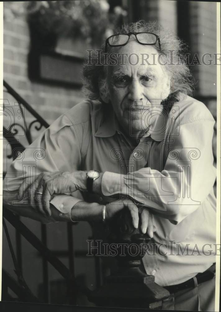 Load image into Gallery viewer, 1993 Press Photo Lawyer Bill Kunstler outside his New York apartment - mjx85245
