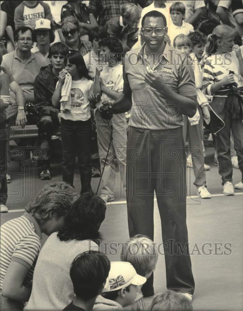 1984 Press Photo Milwaukee Bucks&#39; Bob Lanier speaks at sports area at Summerfest- Historic Images