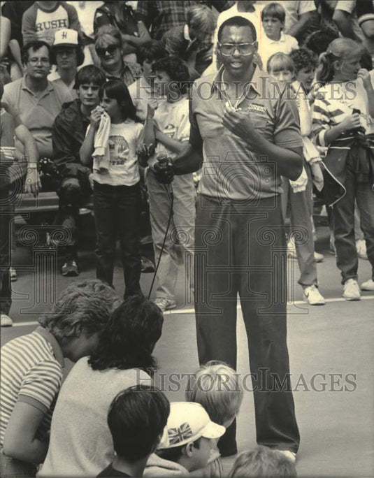 1984 Press Photo Milwaukee Bucks' Bob Lanier speaks at sports area at Summerfest- Historic Images