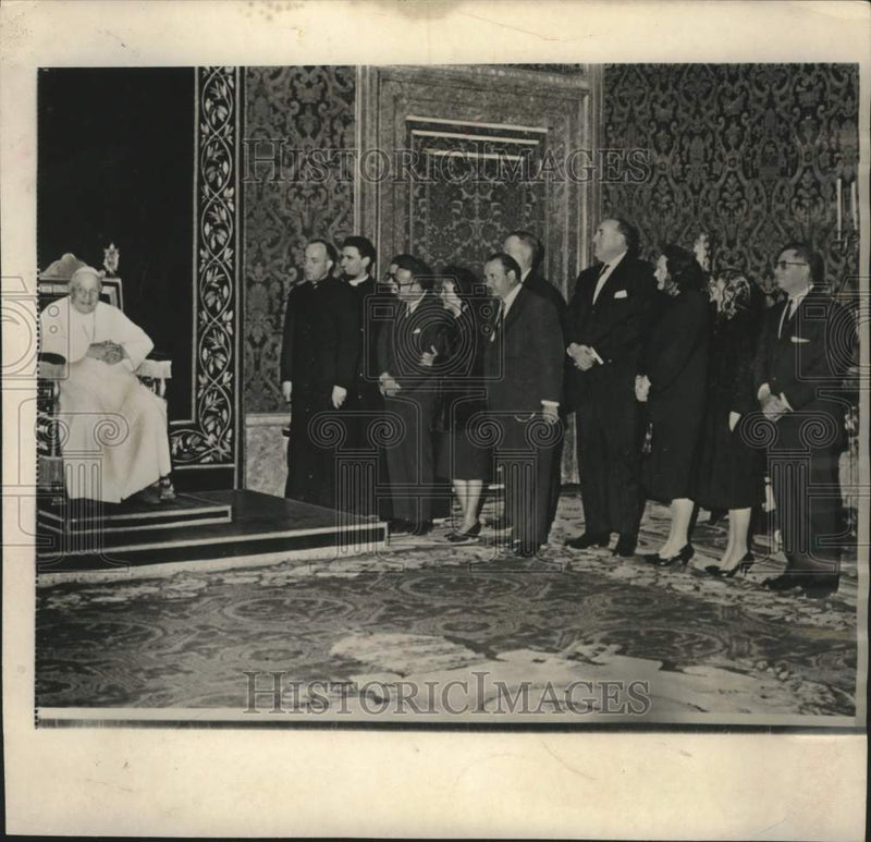 Load image into Gallery viewer, 1962 Press Photo Vatican-Pope John XXIII grants audience to group of people
