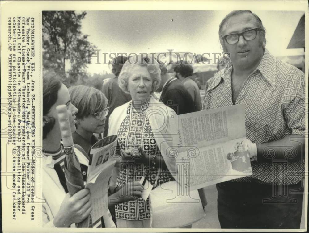 1974 Press Photo Milwaukee, Wisconsin-Marie Lombardi and Fuzzy Thurston chat.