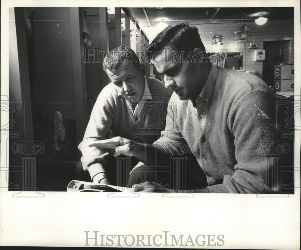 1964 Press Photo Milwaukee Braves' Denny Lemaster and Joe Torre study for game- Historic Images