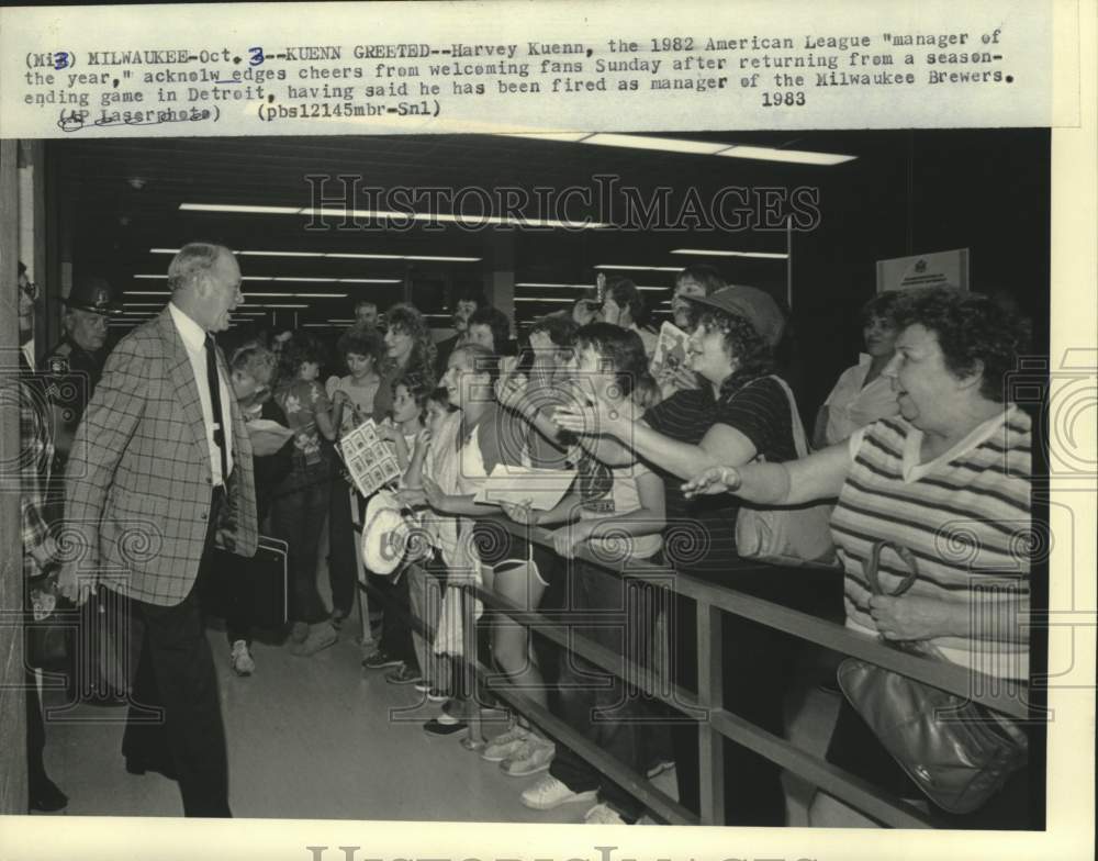 1983 Press Photo fans greet baseball manager Harvey Kuenn returns from Detroit- Historic Images