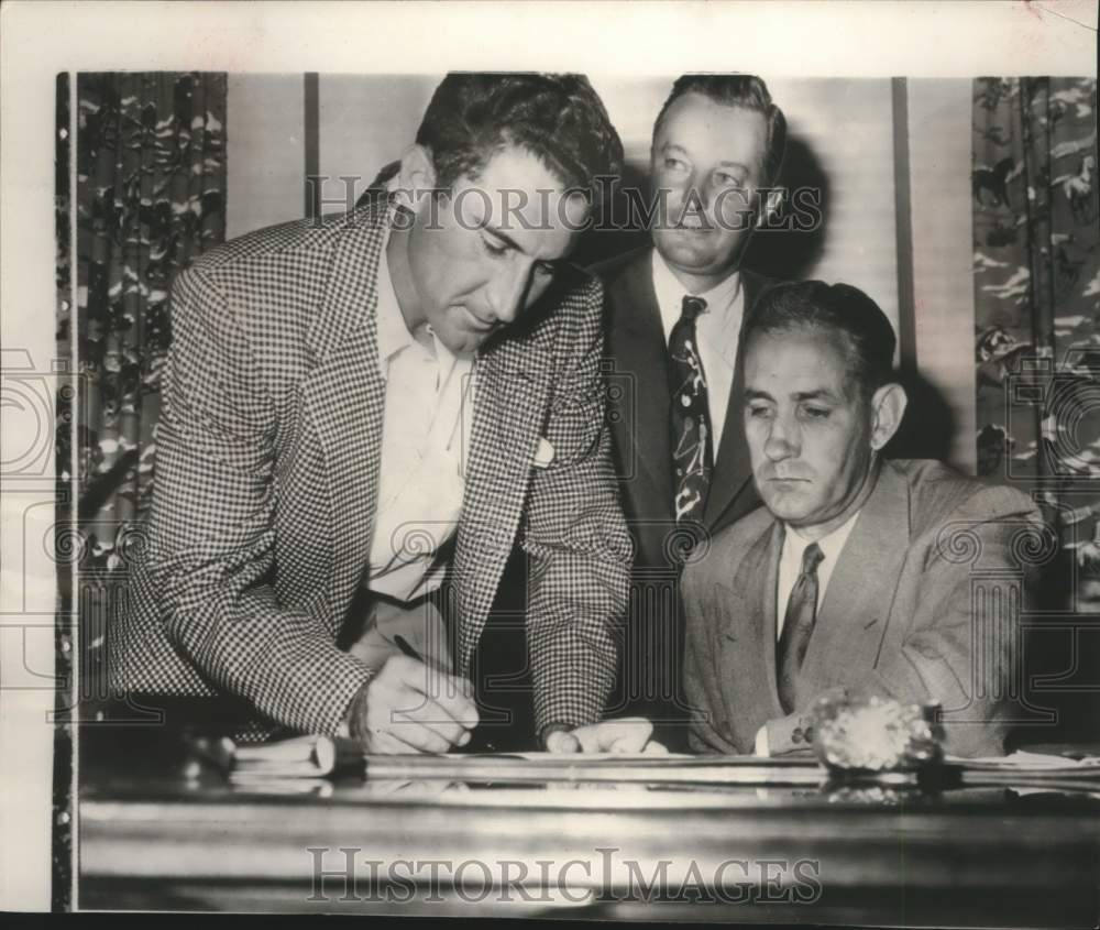 1952 Press Photo Tigers Gehringer and Briggs watch Hutchinson sign as manager- Historic Images