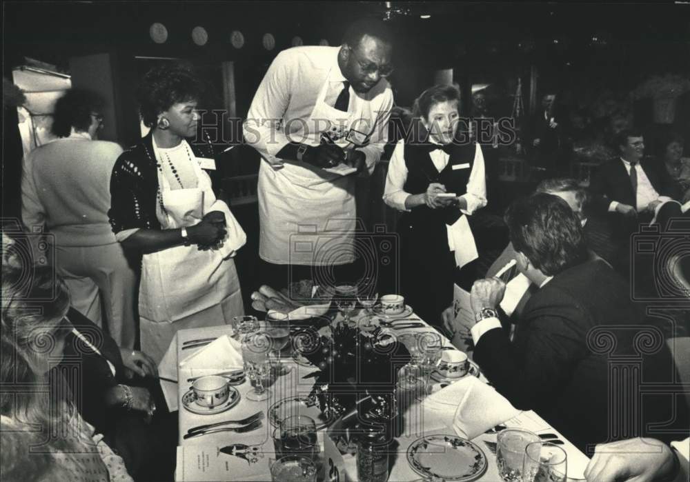 1987 Press Photo Milwaukee Bucks Bob Lanier &amp; others at a benefit, Wisconsin- Historic Images