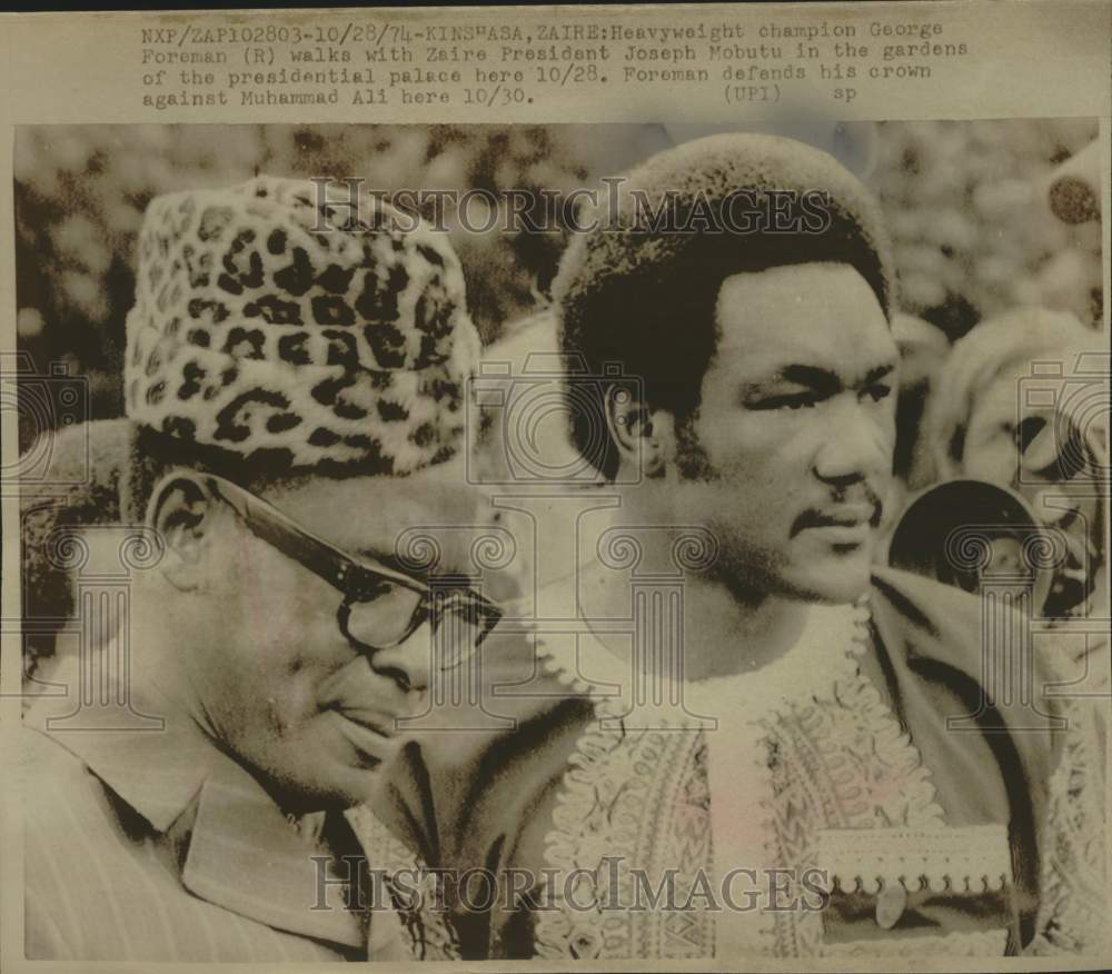 1974 Press Photo George Foreman, Joseph Mobutu, others, walk at palace, Zaire.- Historic Images