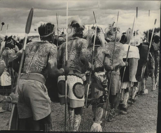 1950 Press Photo Kenya's Kipsigis Tribe perform a war dance wearing white clay- Historic Images