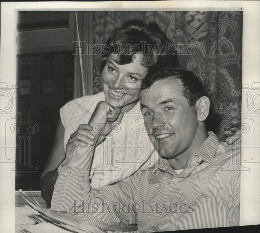 1959 Press Photo Boxer Ingemar Johansson &amp; other at a news conference, New York- Historic Images