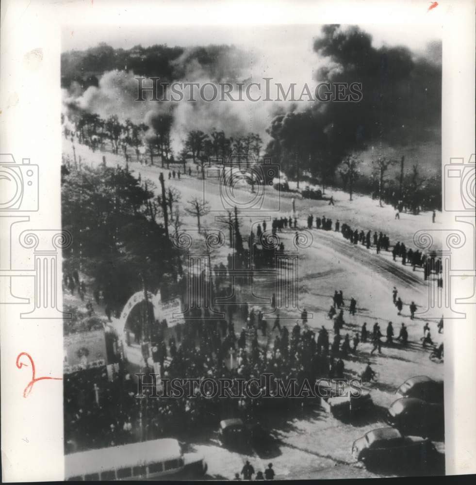 1952 Press Photo Cars burn &amp; communist rioters at Hibiya Park in downtown Tokyo