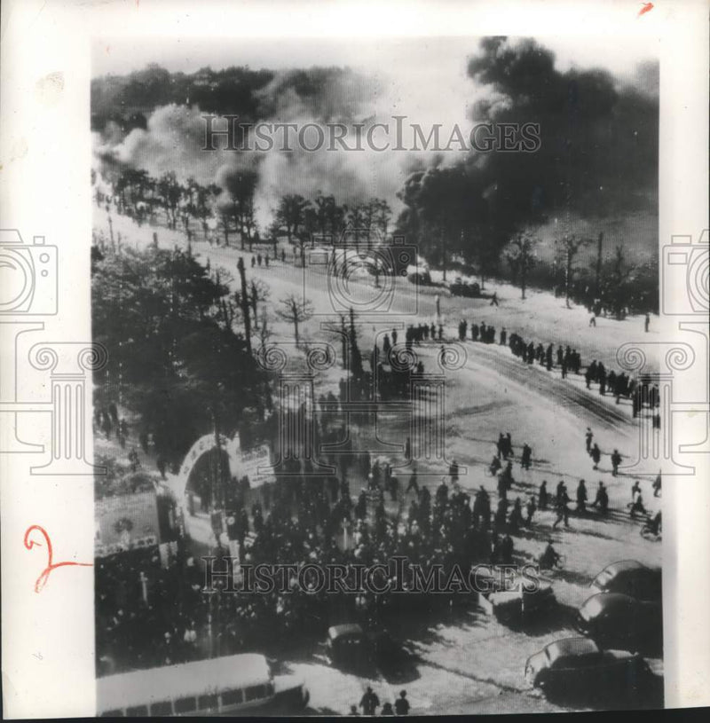 Load image into Gallery viewer, 1952 Press Photo Cars burn &amp; communist rioters at Hibiya Park in downtown Tokyo
