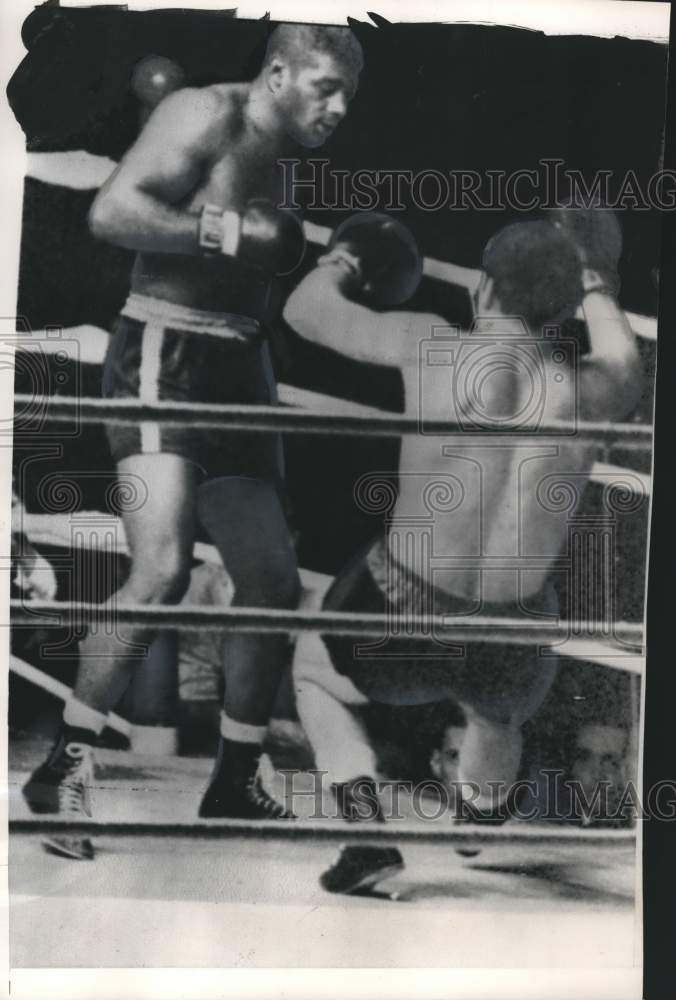 1964 Press Photo Boxing heavyweight Floyd Patterson against Santa Amonti, Sweden- Historic Images