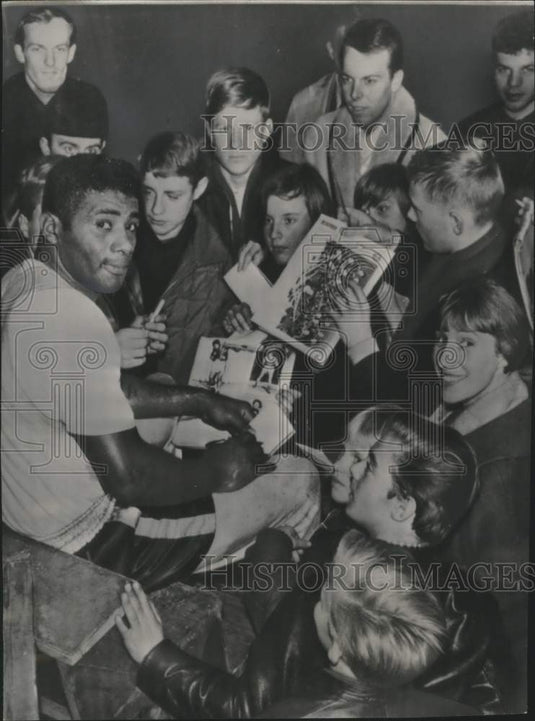 1964 Press Photo Boxing champ Floyd Patterson surrounded by fans in Sweden- Historic Images