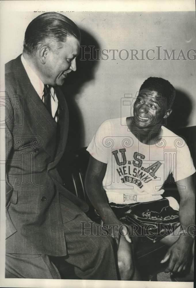 1952 Press Photo Bob Christenberry chats with boxing champ, Floyd Patterson- Historic Images