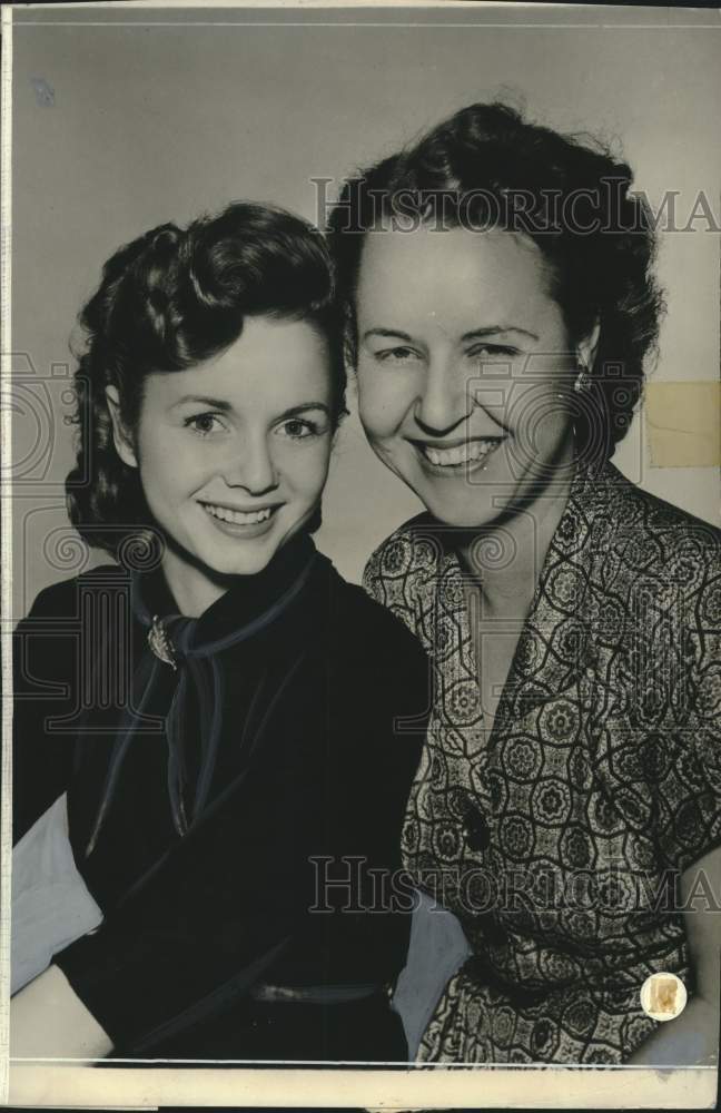 1953 Press Photo American Actress Debbie Reynolds with her mother - mjx87029