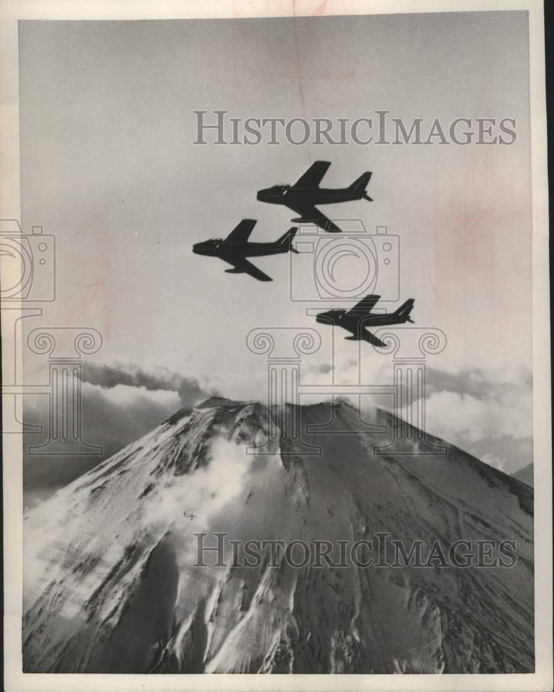 1984 Press Photo Japan Air Defense Force F-86 Sabre Jets Pass Near Mount Fuji
