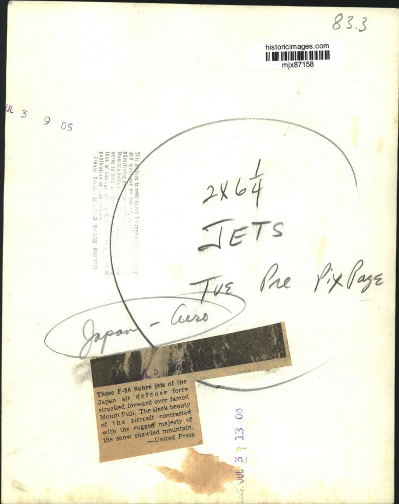 1984 Press Photo Japan Air Defense Force F-86 Sabre Jets Pass Near Mount Fuji