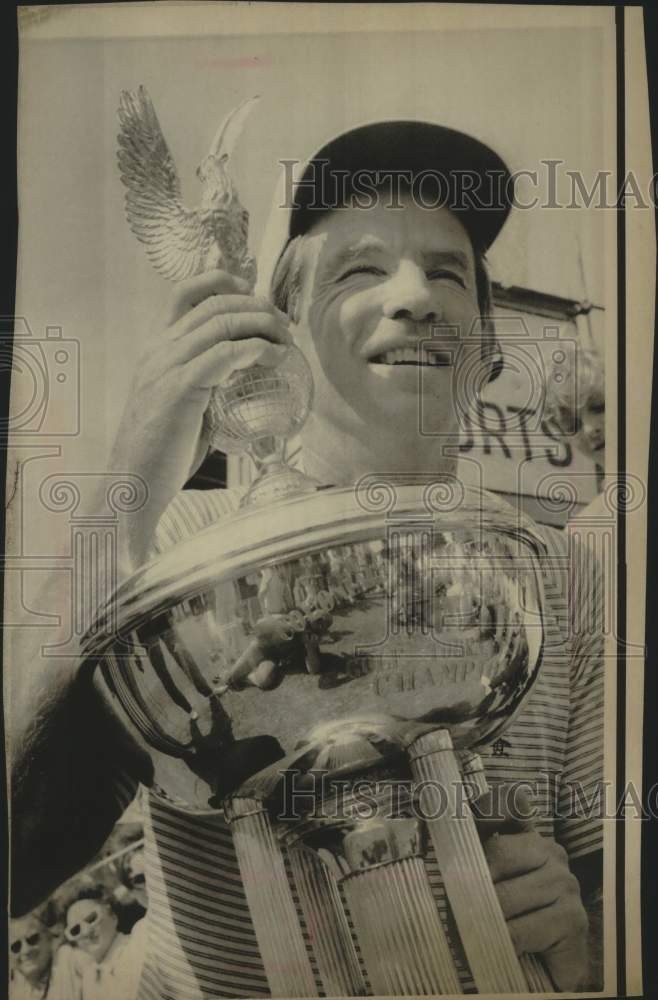 1971 Press Photo Gene Littler &amp; his golf trophy in Fort Worth, Texas - mjx88128- Historic Images