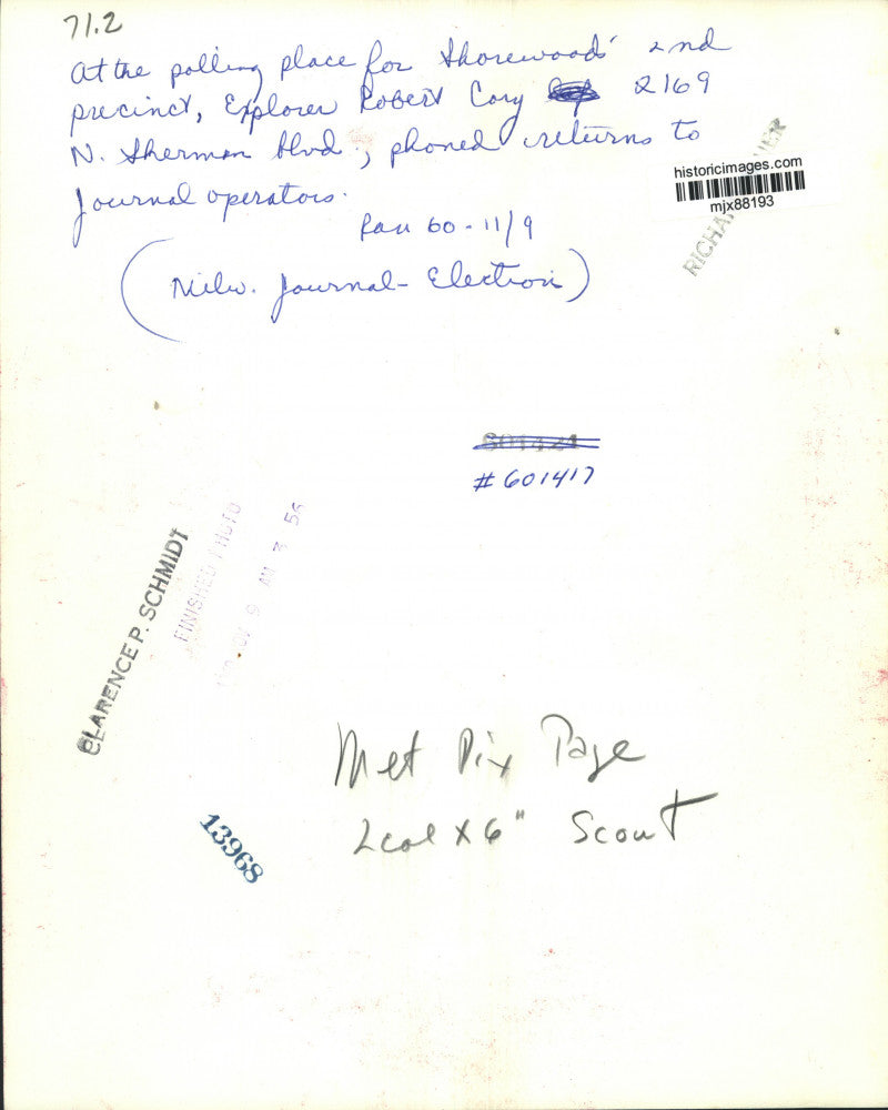 1960 Press Photo Shorewoods' 2nd precinct, Robert Cory calls in vote count, WI