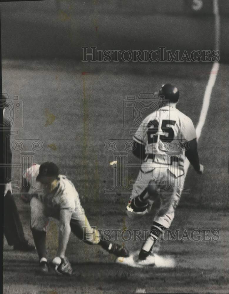 1960 Press Photo Milwaukee Brave&#39;s Al Spangler makes it safe on base- Historic Images