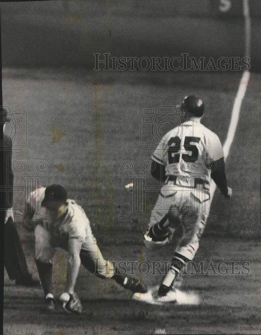 1960 Press Photo Milwaukee Brave's Al Spangler makes it safe on base- Historic Images