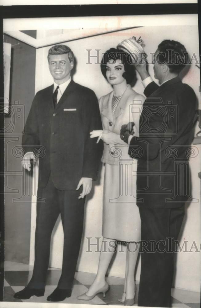 1961 Press Photo Steve Carano with President and Mrs. Kennedy manikins, New York- Historic Images