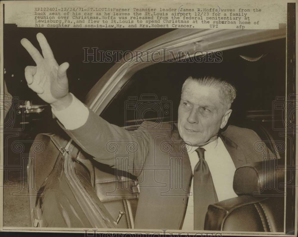 1971 Press Photo Former Teamster Leader James Hoffa Waves at St. Louis Airport- Historic Images