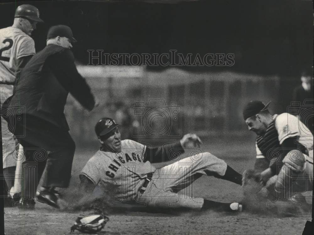 1960 Press Photo Milwaukee Braves Charlie Lau &amp; others baseball game - mjx89115- Historic Images