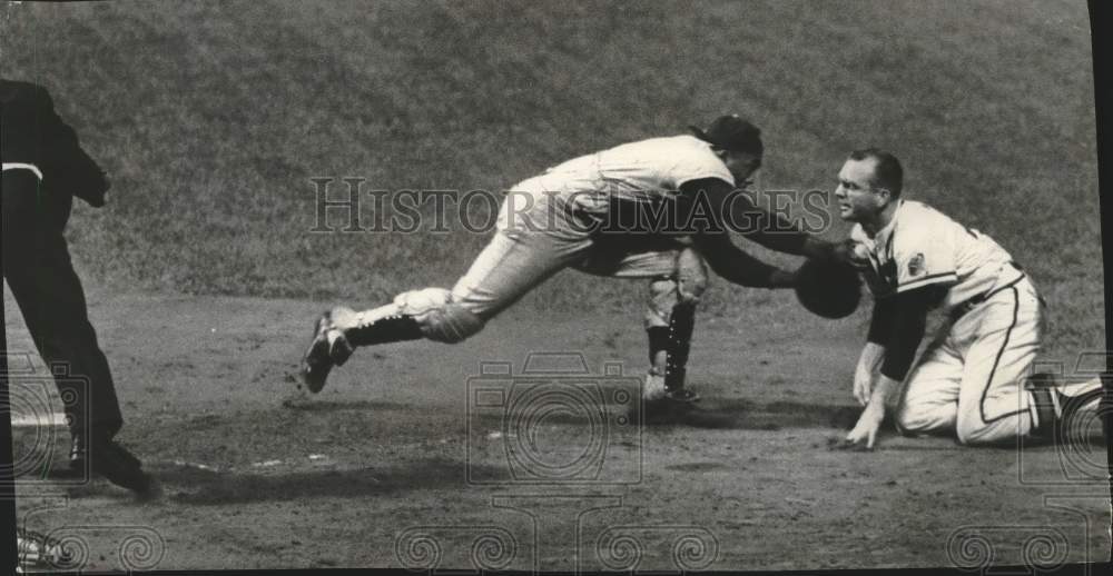 1960 Press Photo Milwaukee Braves Roseboro tagging out opposing team player- Historic Images