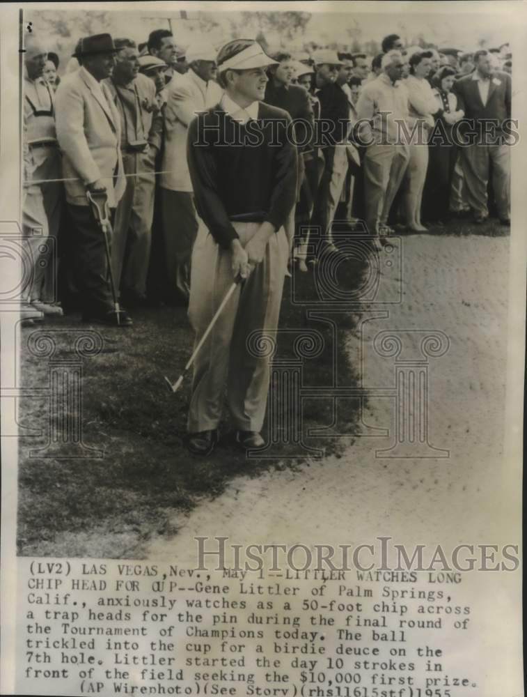 Load image into Gallery viewer, 1955 Press Photo Gene Littler watches his chip shot at a Las Vegas tournament

