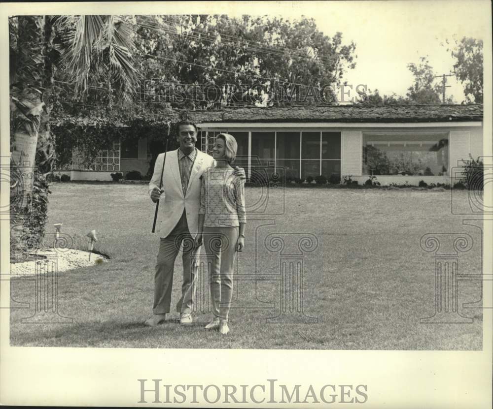 1965 Press Photo Victor Mature and his wife stroll through their lawn- Historic Images