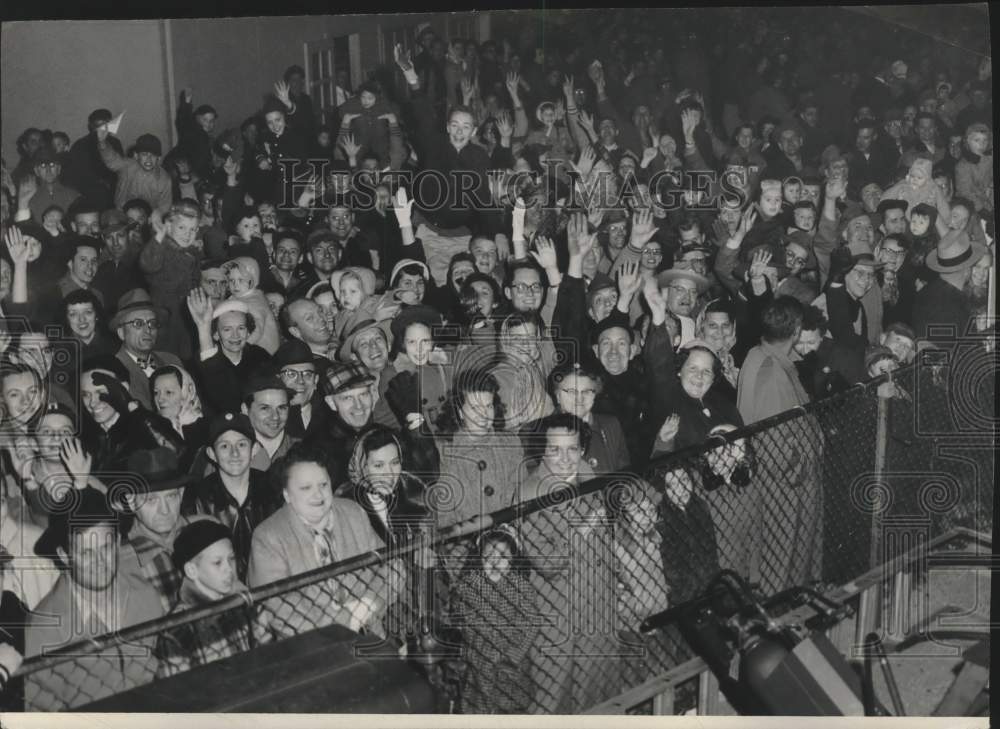 1953 Press Photo Crowd welcomes Milwaukee Braves at county airport - mjx90432- Historic Images