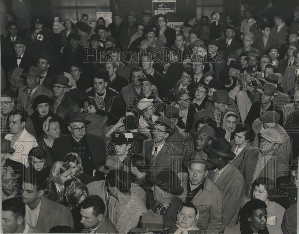 1954 Press Photo Crowd greets Milwaukee Braves on their return home - mjx90433- Historic Images