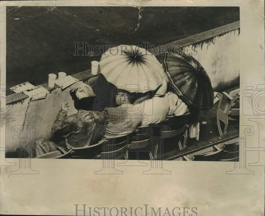 1958 Press Photo Milwaukee Braves fans watch baseball in the rain - mjx90455- Historic Images