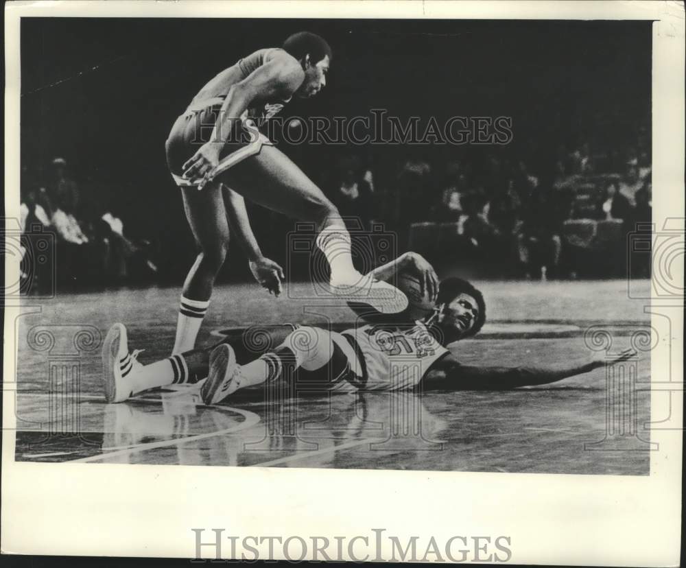 1975 Press Photo Cornelius Cash &amp; Jim Price, Milwaukee Bucks basketball game- Historic Images