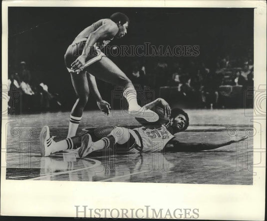 1975 Press Photo Cornelius Cash & Jim Price, Milwaukee Bucks basketball game- Historic Images