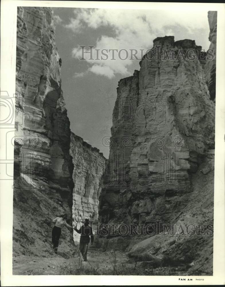 1964 Press Photo This couple is hiking through a canyon in Negev desert.