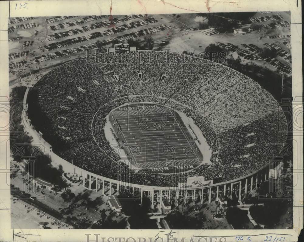 1951 Press Photo Football Game at the Rose Bowl Stadium in Pasadena, California- Historic Images