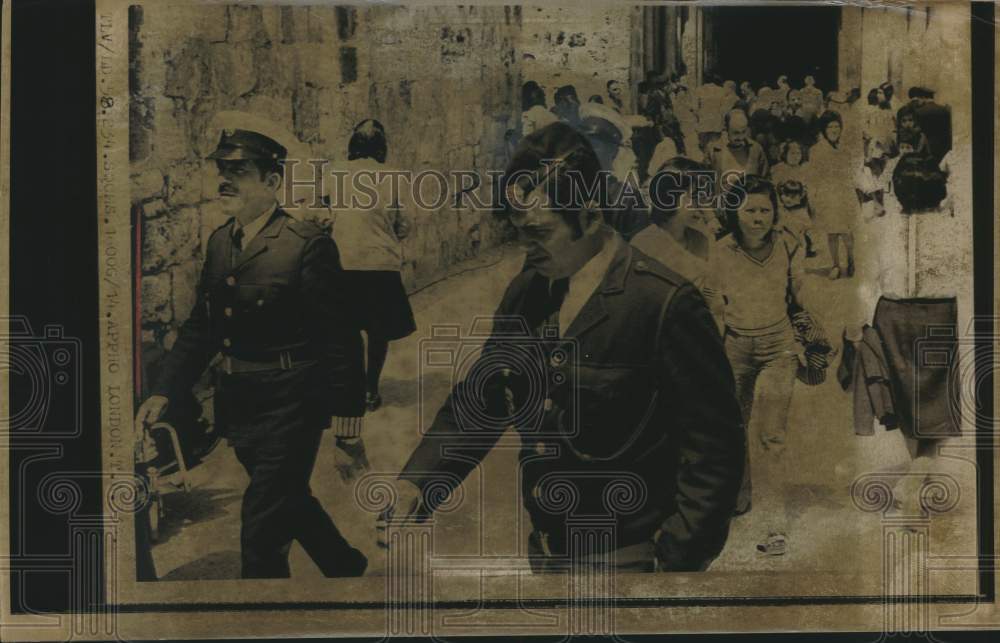 1974 Press Photo Police Patrol Streets Among Easter Crowds in Jerusalem, Israel