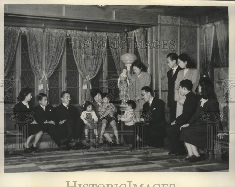 1951 Press Photo Japanese Royal Family gather in Imperial Palace for photograph.- Historic Images