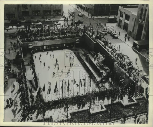 1976 Press Photo Skaters on the outdoor rink at Rockefeller Center, New York- Historic Images