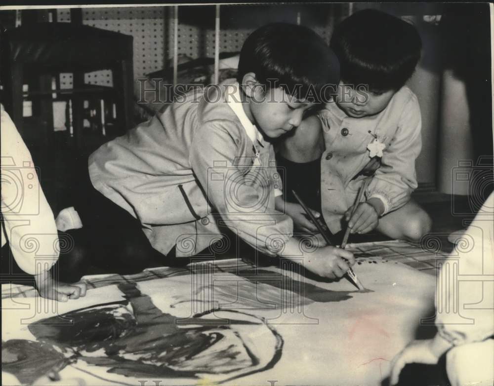 1966 Press Photo Prince Hiro of Japan paints with kindergarten classmate