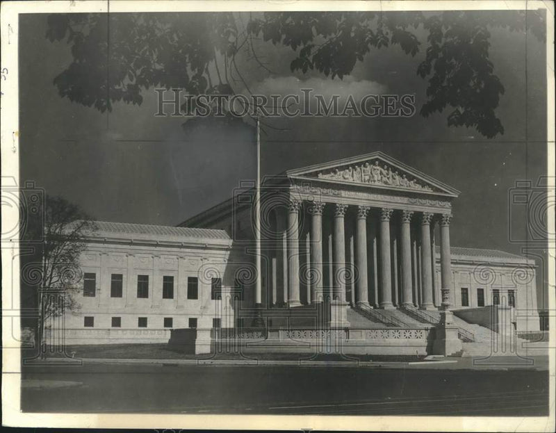 Load image into Gallery viewer, 1935 Press Photo A view of the Supreme Court building in Washington, D.C.
