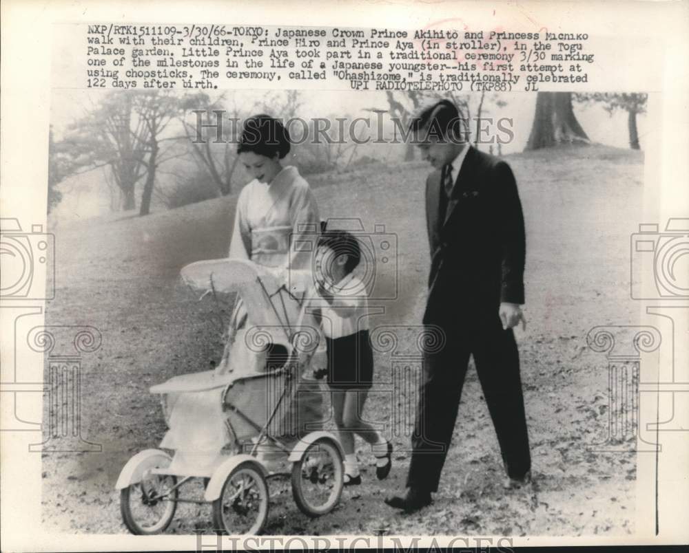 1966 Press Photo Japanese Crown Prince Akihito & family at Togu Palace, Japan