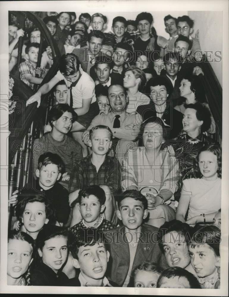 1954 Press Photo Queen Juliana and others of Holland - mjx92539